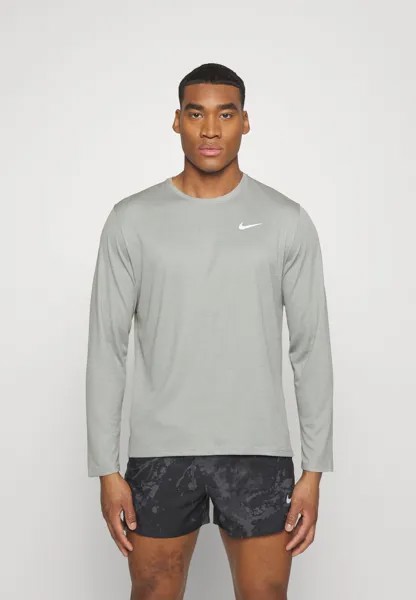 Спортивная футболка MILER TOP Nike, серый/серый туман/htr/(светоотражающий серебристый)