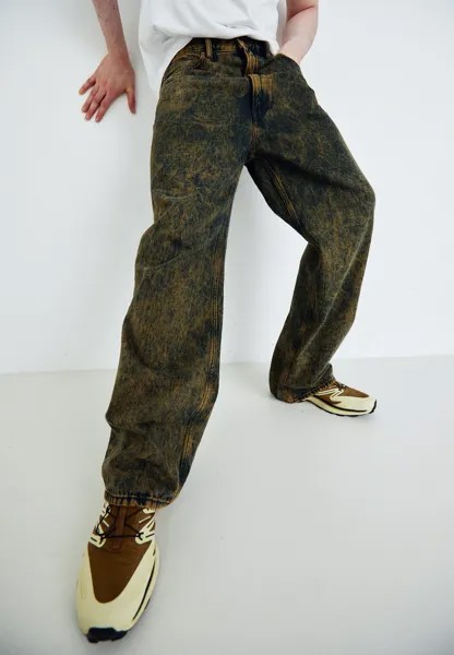 Мешковатые джинсы ТИП 96 СВОБОДНЫЕ G-Star, носят в опавших листьях.