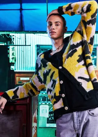 Вязаный кардиган из плюшевой пряжи со звериным узором ASOS DESIGN-Желтый