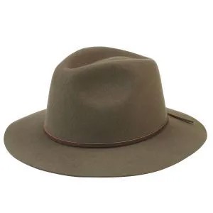 Шляпа с широкими полями выполнена из натуральной 100% шерсти цвета хаки. Пояс-окантовка из натуральной кожи - акцентная деталь изделия. Такой аксессуар станет стильным дополнением к повседневным образам.