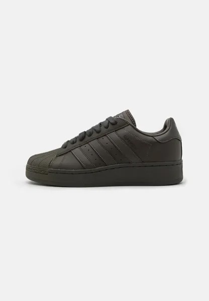 Низкие кроссовки SUPERSTAR XLG UNISEX adidas Originals, тень оливкового/основной черный