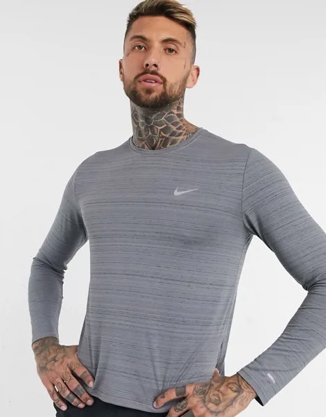 Серый лонгслив Nike Running Essentials