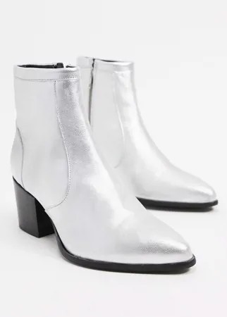 Серебристые кожаные ботинки челси на каблуке с контрастной черной подошвой ASOS DESIGN-Серебряный