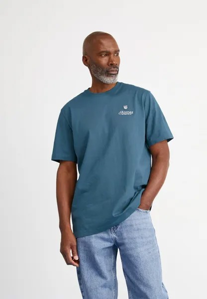 Футболка с принтом LEISURE TEE adidas Originals, цвет arctic night