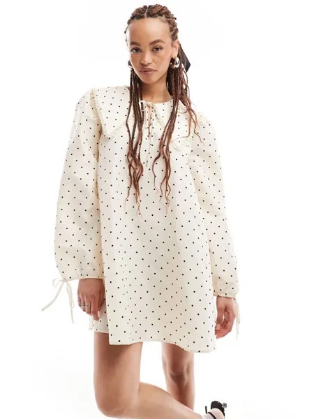 Monki — короткое белое платье-рубашка в горошек с завязывающимся воротником и манжетами