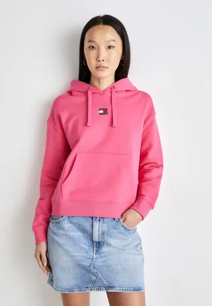 Толстовка Tommy Jeans ТОЛСТОВКА С БЭДЖЕМ, цвет pink alert