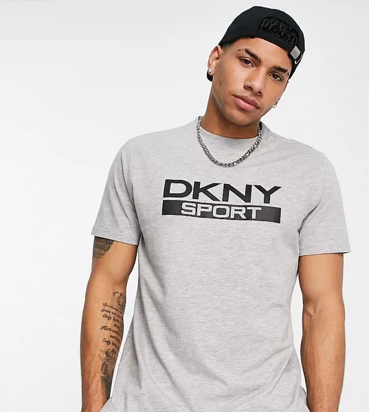 Серая футболка с принтом логотипа на груди DKNY Sport-Серый