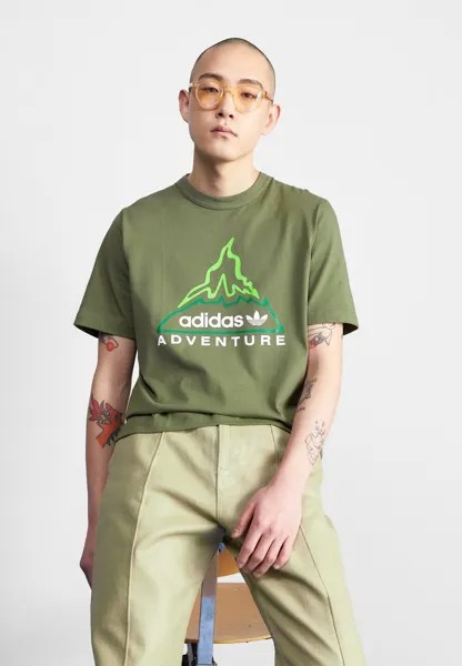 Футболка с принтом VOLCANO TEE adidas Originals, оливковый
