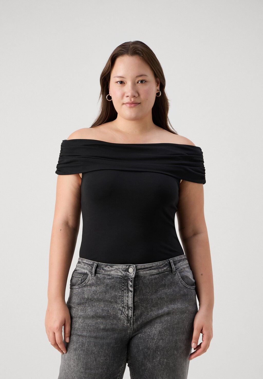 Футболки с принтом CARTIME OFF SHOULDER ONLY Carmakoma, черный