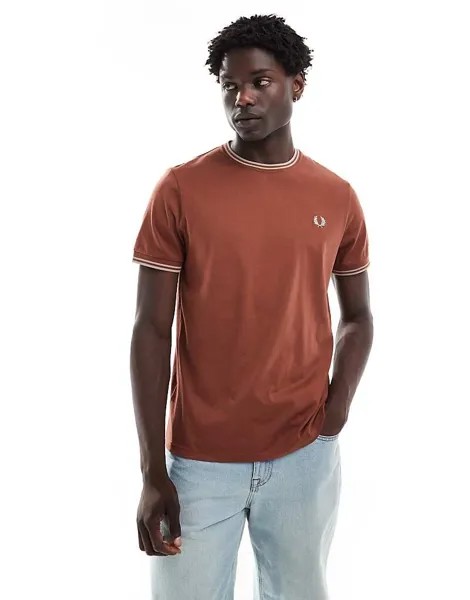 Глинисто-коричневая футболка Fred Perry с двумя декоративными полосками