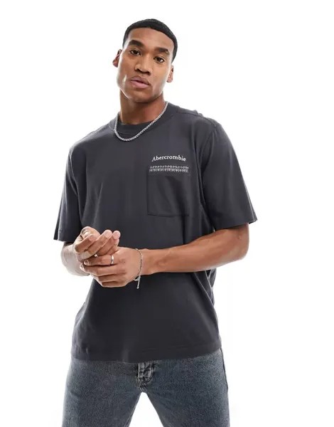 Темно-серая футболка Abercrombie & Fitch с плиточным принтом на спине и нагрудным карманом с вышитым логотипом