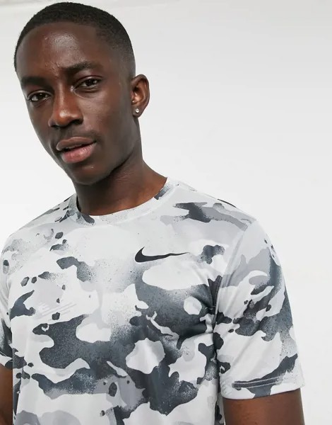 Светло-серая футболка с камуфляжным принтом Nike Training-Серый