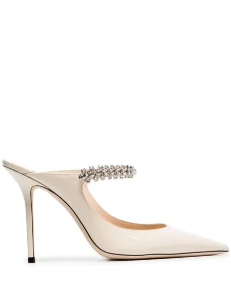 Jimmy Choo лакированные мюли 'Bing 100' с ремешком на щиколотке и кристаллами, нейтральный цвет