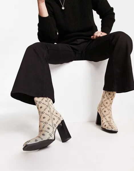 Ботинки челси на каблуке с принтом камней и монограммой ASOS DESIGN с деталью на носке