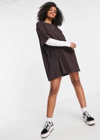 Двухслойное oversized платье-футболка с длинными рукавами коричневого и кремового цветов ASOS DESIGN-Коричневый цвет