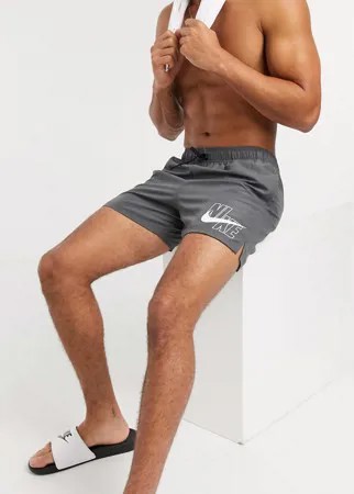 Серые волейбольные шорты с логотипом Nike Swimming, 5 дюймов-Серый