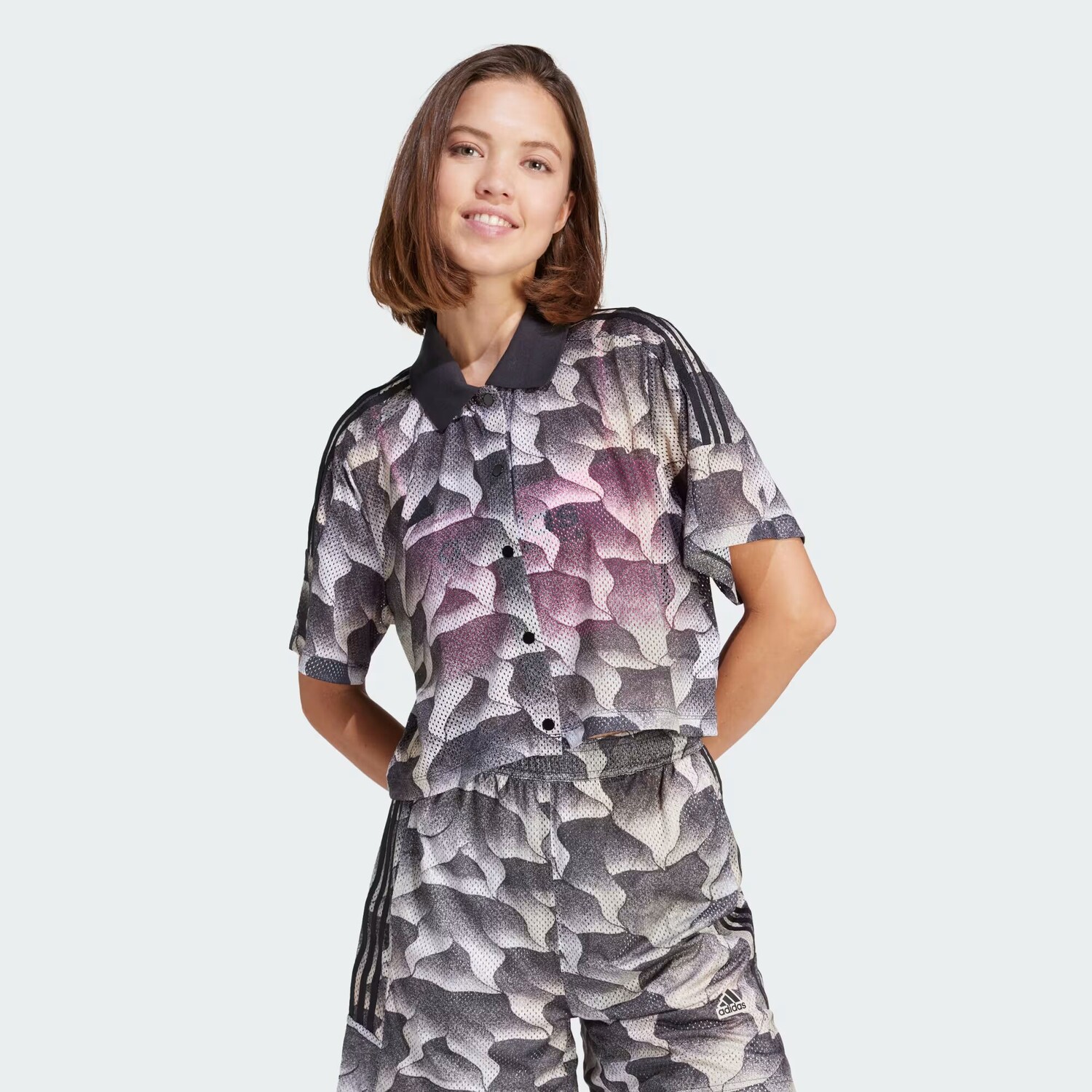Летняя рубашка из сетки с принтом Tiro Adidas, цвет Putty Grey/Multicolor