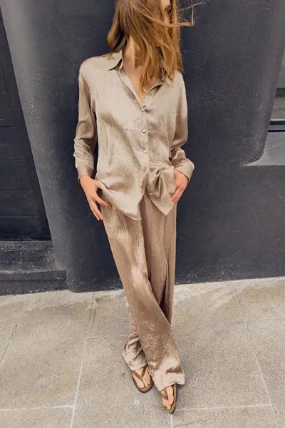 Атласная рубашка с мятным эффектом ZARA, мид кэмел