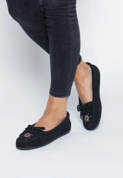 Мокасины ME TO WE MOCCASINS Minnetonka, цвет black