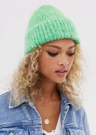 Зеленая пушистая двухцветная шапка-бини ASOS DESIGN-Зеленый