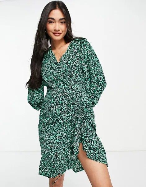 Зеленое платье мини со сборками и v-образным вырезом Vero Moda