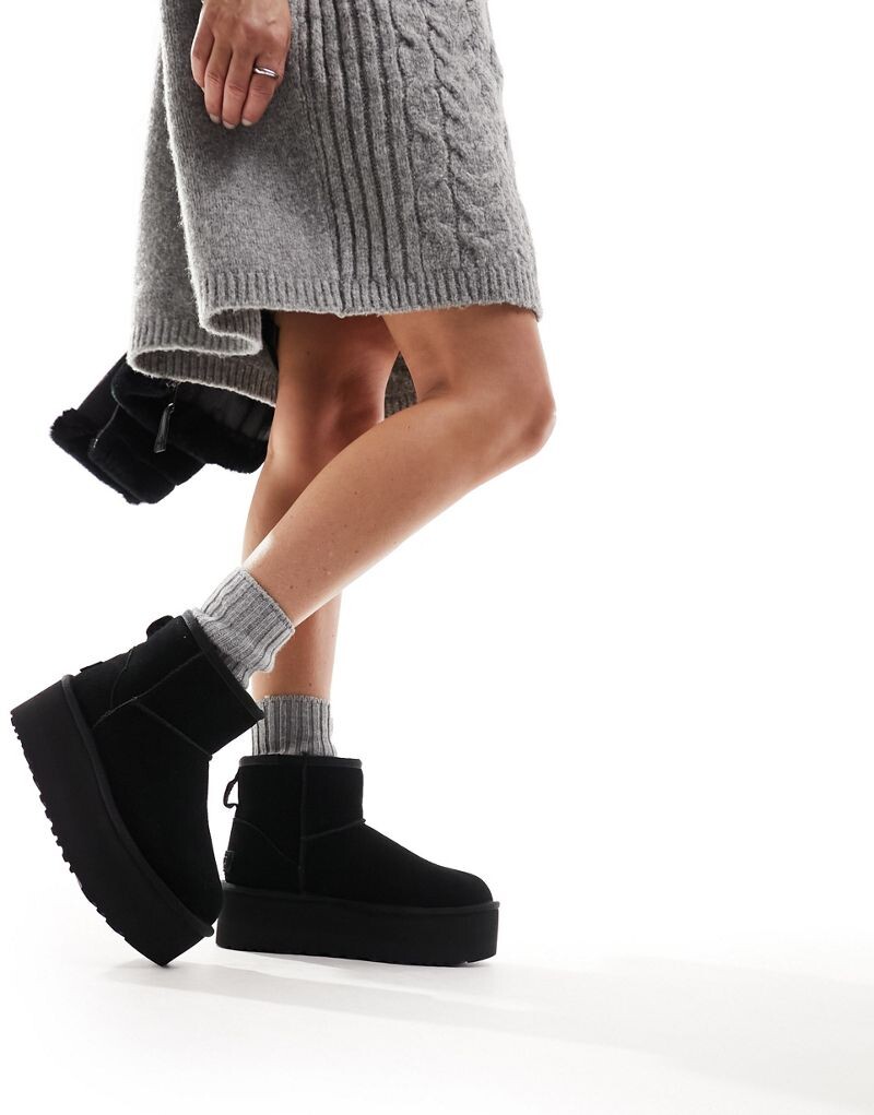 Черные мини-ботинки на платформе UGG Classic