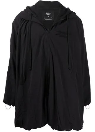 Reebok плащ с вышитым логотипом из коллаборации с Juun.J