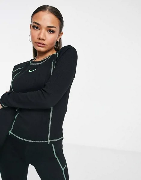 Черный лонгслив с контрастными швами и логотипом-галочкой Nike