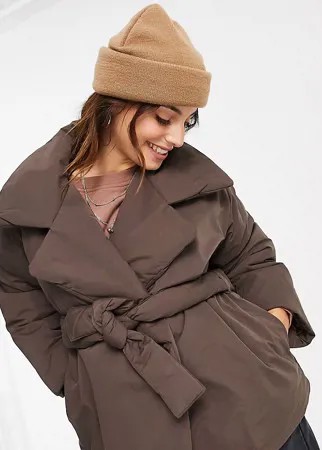 Коричневая дутая куртка с поясом ASOS DESIGN Petite-Коричневый цвет