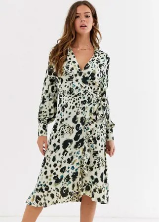 Атласное платье миди с запахом и абстрактным леопардовым принтом Influence-Мульти