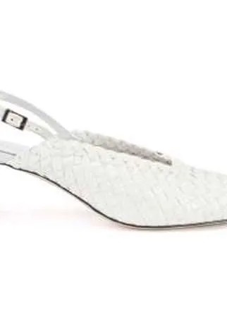 Белые туфли силуэта slingback премиальной линии ALLA PUGACHOVA выполнены в трендовом дизайне из натуральной плетеной кожи. На пятке располагается регулируемый ремешок. Квадратный мыс, удобная колодка. В такой паре любой ваш образ будет безупречным.