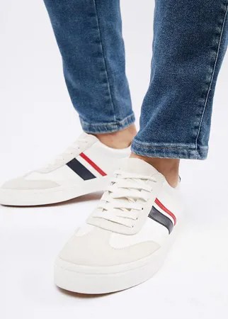 Белые кроссовки в стиле ретро для широкой стопы с темно-синими и красными полосками ASOS DESIGN-Белый