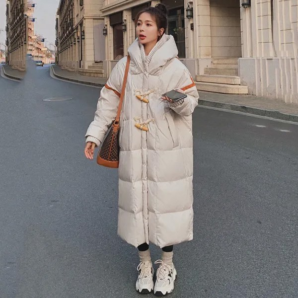 Зимняя стеганая куртка, Женская длинная Корейская Свободная куртка популярного цвета с капюшоном и пряжкой в виде рога, дамский плащ, повседневное женское пальто с защитой от ветра, плотное