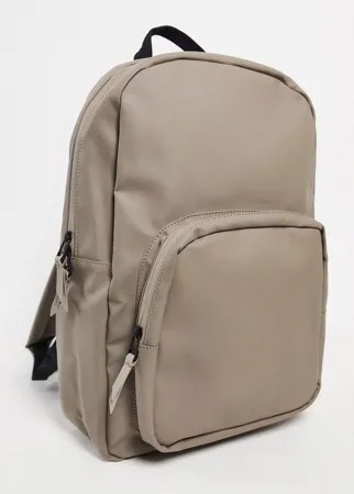 Рюкзак серо-бежевого цвета Rains 1375 Base Bag-Коричневый цвет
