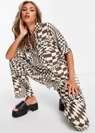 Свободная атласная рубашка с коричневым психоделическим принтом ASOS DESIGN-Коричневый цвет