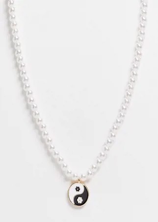 Ожерелье из искусственного жемчуга с подвеской в виде символа инь-ян с цветком ASOS DESIGN Curve-Многоцветный