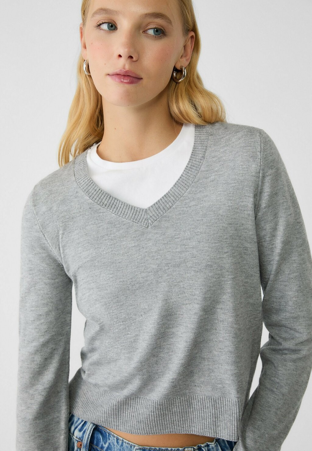 Джемпер V NECK  Stradivarius, серый