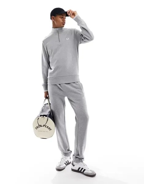 Серые спортивные брюки с петлицей Fred Perry