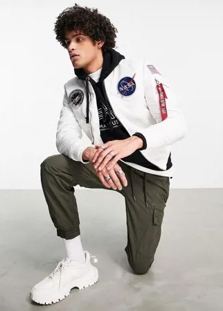 Белый облегающий бомбер с нашивками Alpha Industries MA-1 VF NASA
