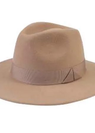 Оригинальная шляпа федора из шерсти бежевого цвета с широкими полями. Модель обрамляется репсовой лентой. Модный аксессуар, который легко адаптируется под различные городские образы.