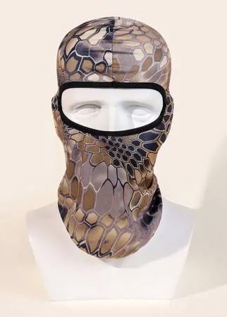Шапка с геометрическим узором и защитная маска