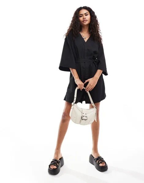 Черное платье мини с поясом и запахом Monki