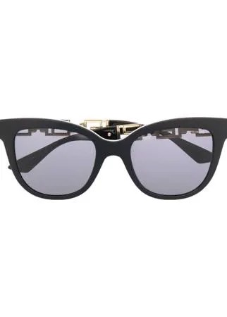 Versace Eyewear солнцезащитные очки в оправе 'кошачий глаз' с декором Greca