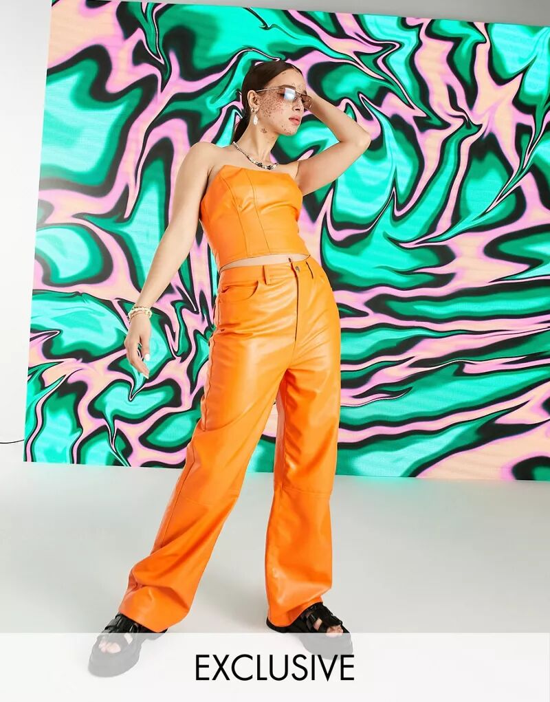 Оранжевые брюки COLLUSION из искусственной кожи в стиле 90-х с деталями Carpenter и V-образным вырезом на талии