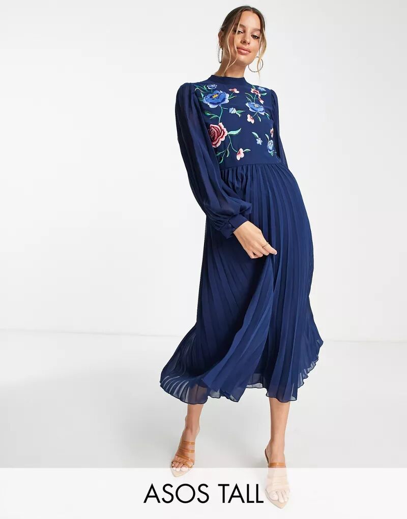 Темно-синее плиссированное платье миди с плиссированной юбкой и вышивкой ASOS DESIGN Tall с высоким воротником и длинными рукавами