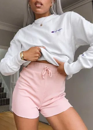 Розоватые шорты в рубчик с небольшой оборкой In The Style-Розовый
