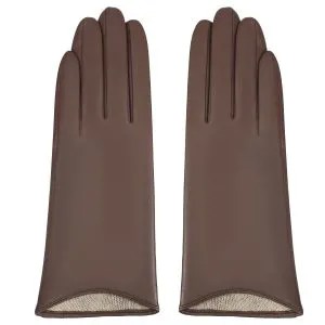 Кожаные перчатки премиальной линии ALLA PUGACHOVA коричневого цвета с подкладкой из шерсти. Такой аксессуар не только надежно защитит ваши руки от холода, но и позволит пользоваться гаджетами с сенсорными экранами не снимая перчаток.