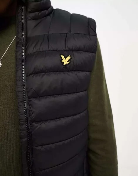 Черный легкий пуховик с логотипом Lyle & Scott