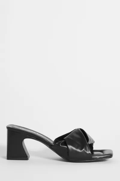 Черные шлепанцы на низком блочном каблуке с мягким объемом и декоративной застежкой Simply Be, черный