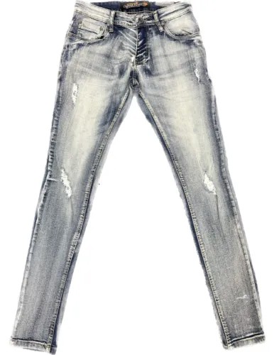 Мужские джинсы светло-голубого цвета с медными заклепками и прорехами и стрейч